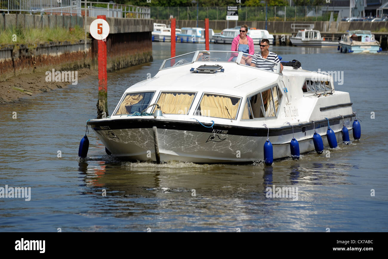 Une famille en prenant un plaisir croisière sur la rivière yare Great Yarmouth norfolk england uk Banque D'Images