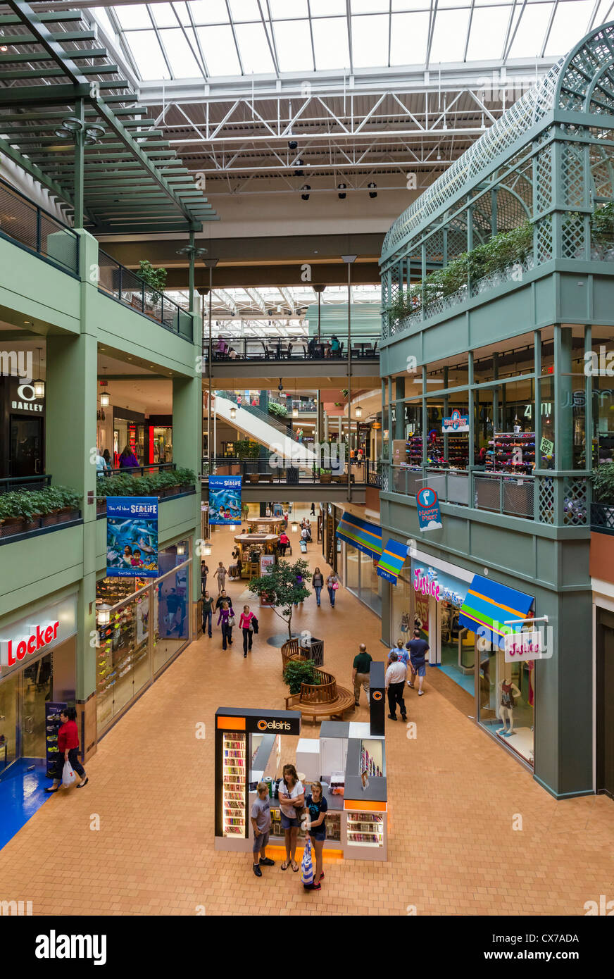 Magasins dans le centre commercial Mall of America, Minneapolis, Minneapolis, Minnesota, USA Banque D'Images