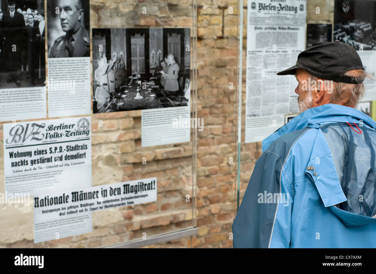 Un visiteur à la topographie de la terreur musée en plein air à Berlin, Allemagne, qui détaille l'histoire de la répression sous les nazis Banque D'Images