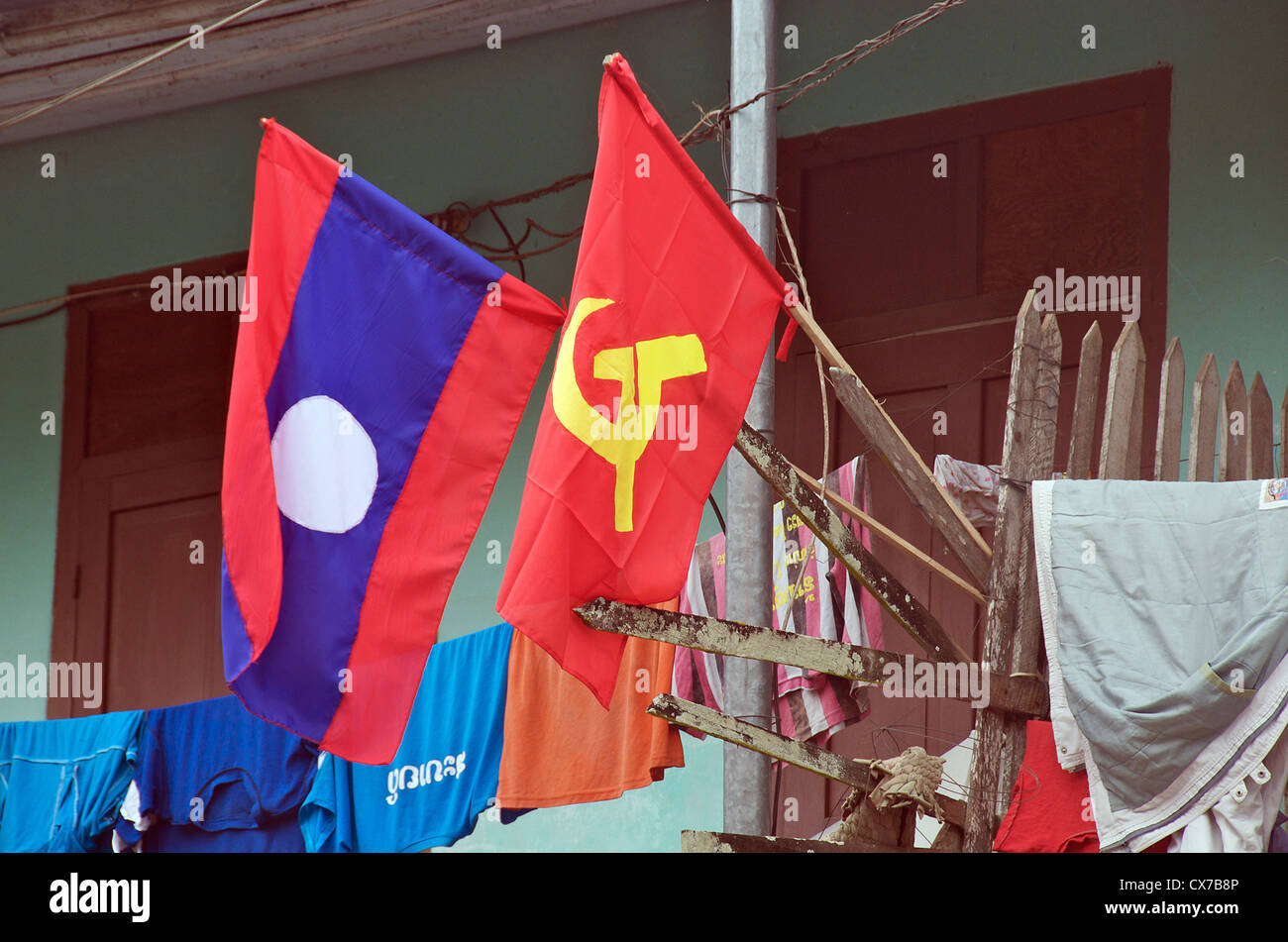 Laos drapeau et drapeau communiste avant la porte de la maison d'Asie Laos Luang Prabang Banque D'Images