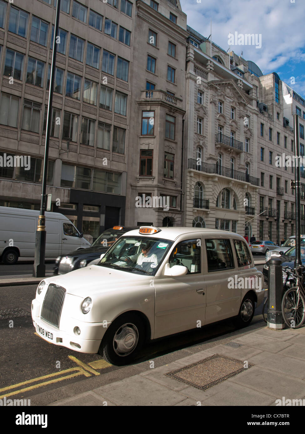 Iconic London taxi garé sur Pall Mall, City of Westminster, London, England, United Kingdom Banque D'Images