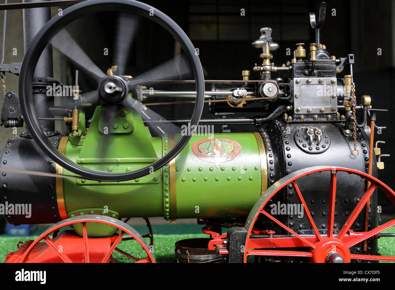 Vieille locomotive à vapeur vintage avec roulement de roue motrice et des bielles en assemblée générale industrielle grunge Banque D'Images