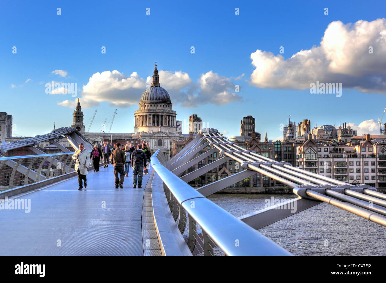 Vue de la Cathédrale St Paul de Millennium Bridge, London, UK Banque D'Images