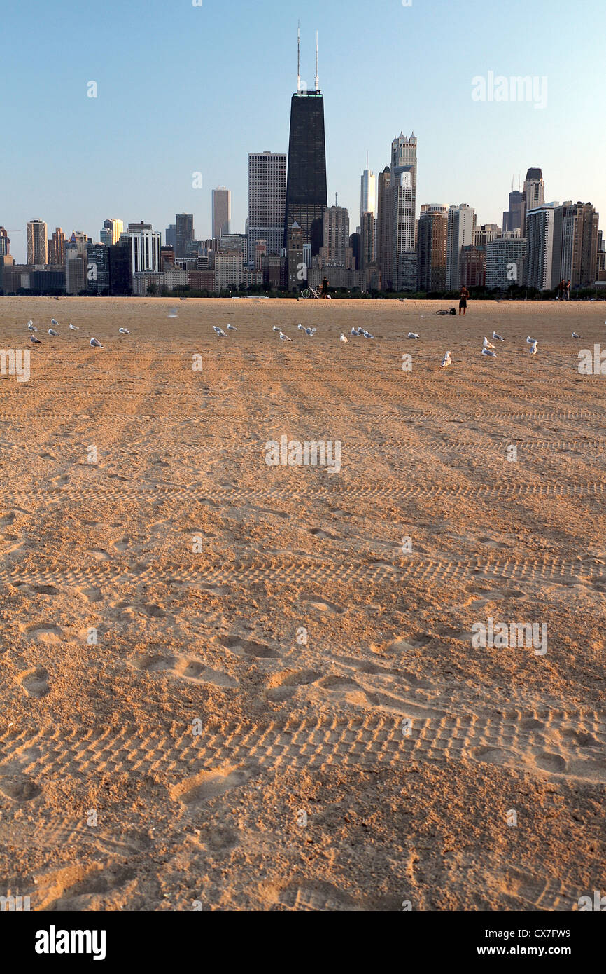 Une vue de l'horizon de Chicago à partir de la rive du lac Michigan Banque D'Images