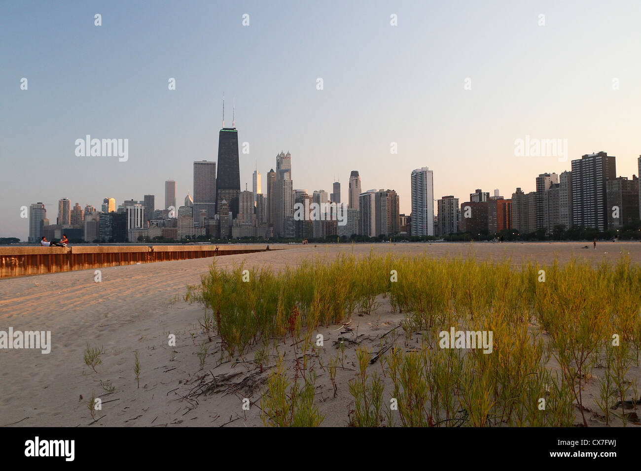 Une vue de l'horizon de Chicago à partir de la rive du lac Michigan Banque D'Images