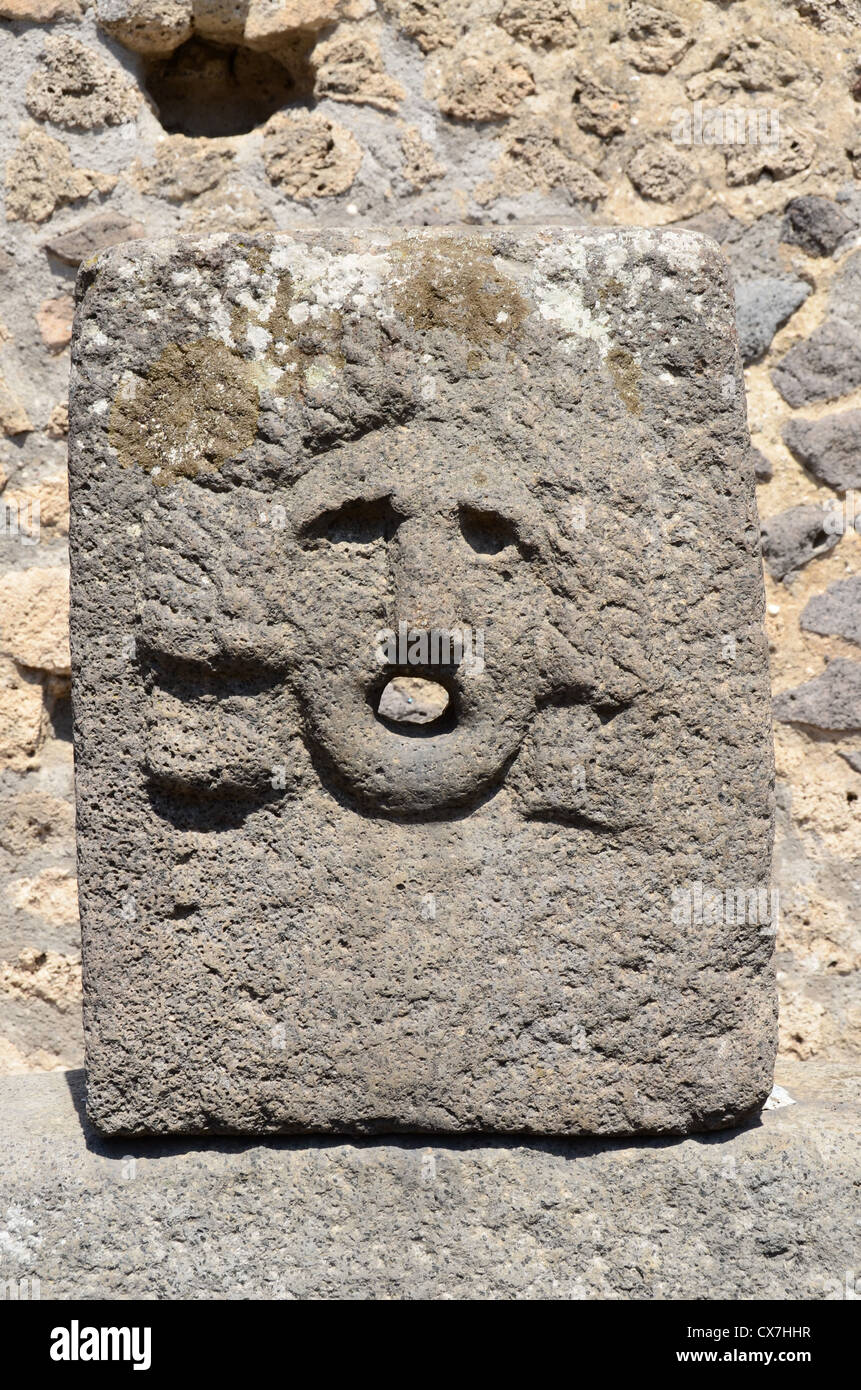 Ruines de Pompéi - tête sculptée à l'abreuvoir en pierre ou bien Banque D'Images