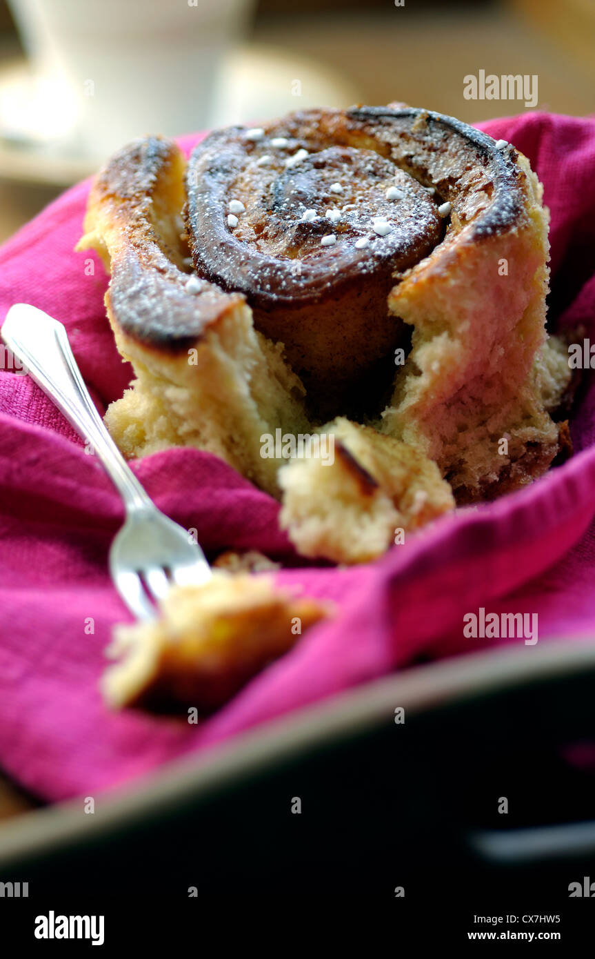 Close Up of Chelsea Bun sur serviette avec la fourchette Banque D'Images