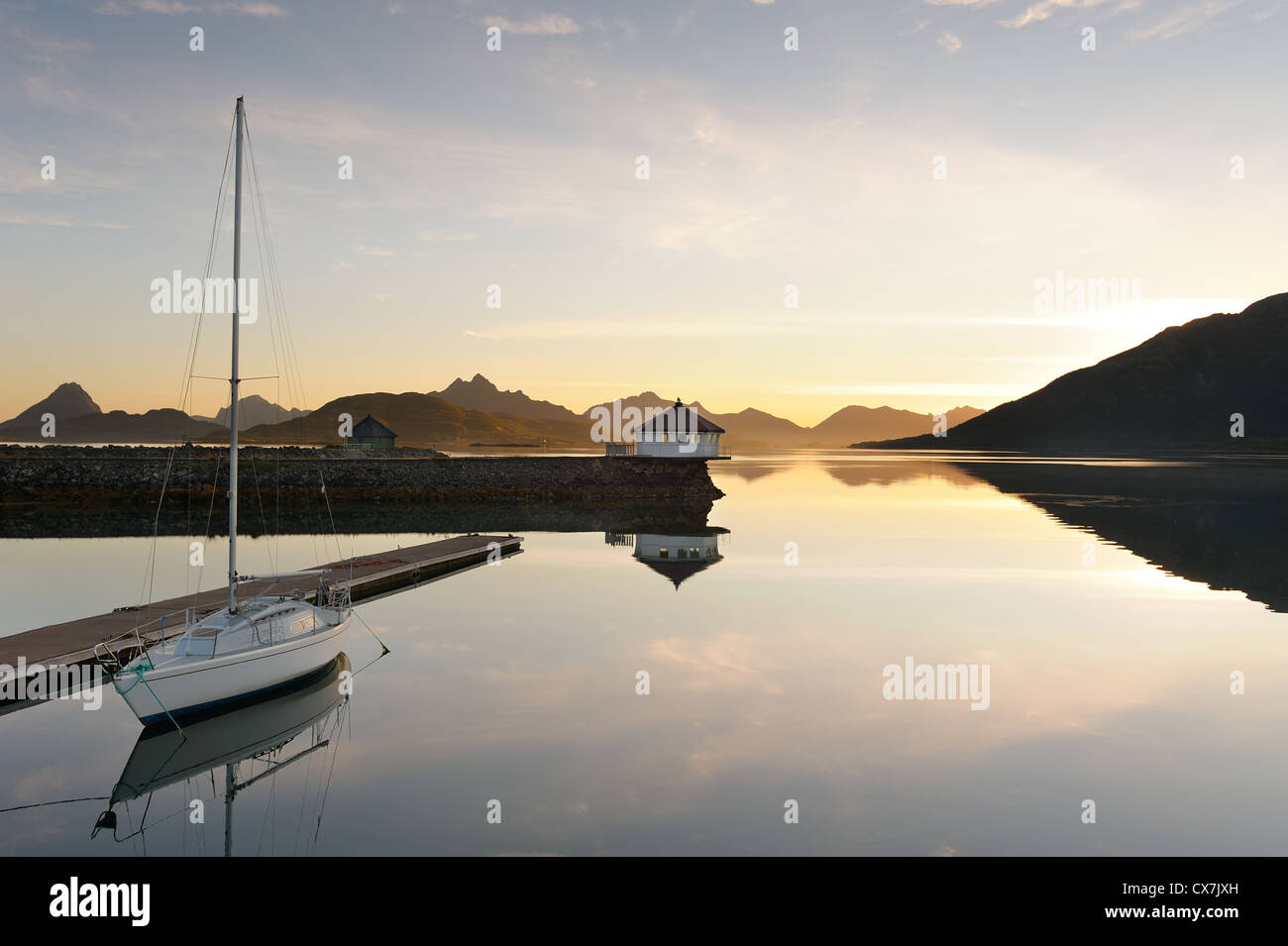 Coucher de soleil sur le fjord par temps calme Banque D'Images