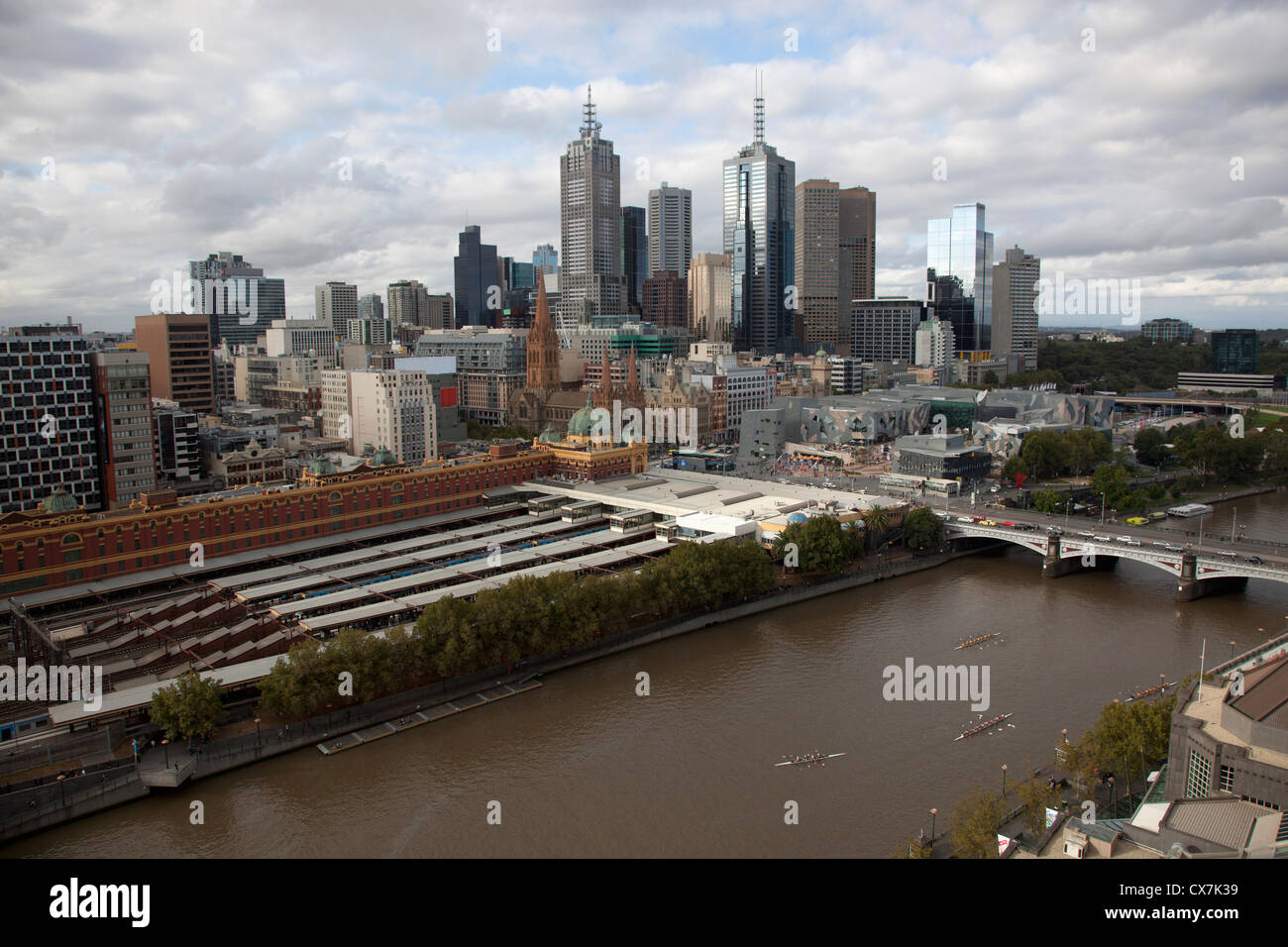 Paysage urbain de Melbourne avec la gare de Flinders Street et de la Rivière Yarra Banque D'Images