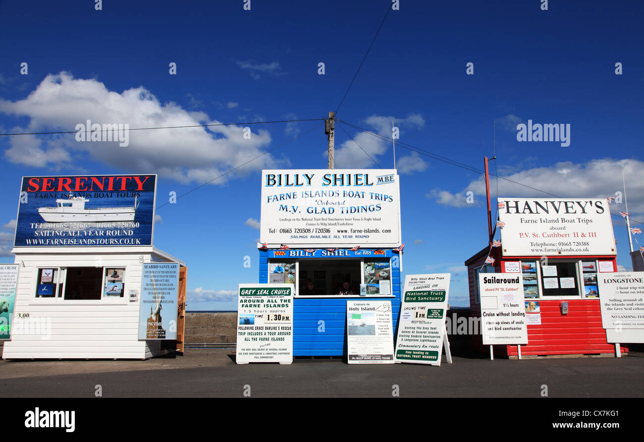Les cabines en bois vendre des excursions en bateau vers les îles Farne, Largs, North East England UK Banque D'Images