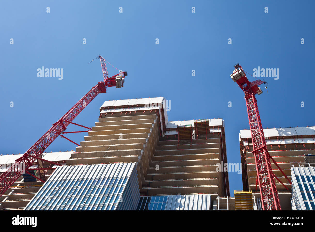 Construction en hauteur grues et bureau inachevé Banque D'Images