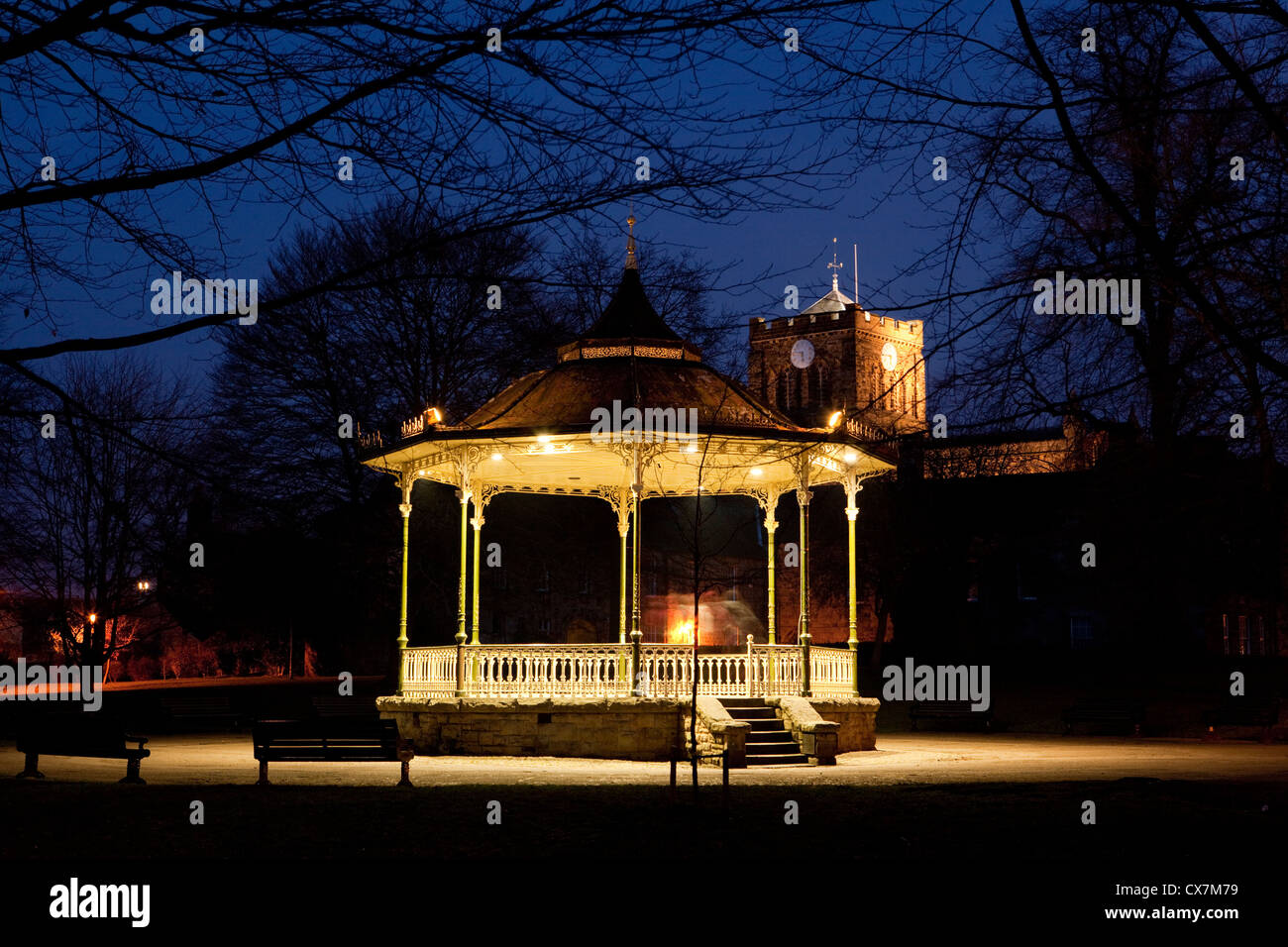 Kiosque à Hexham Parc de nuit avec courts de Abbey. Le Northumberland Banque D'Images