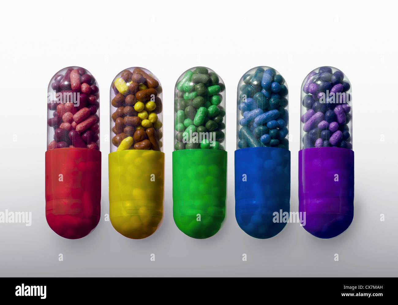 Une rangée de façon percutante capsule de couleurs différentes pilules, close-up Banque D'Images