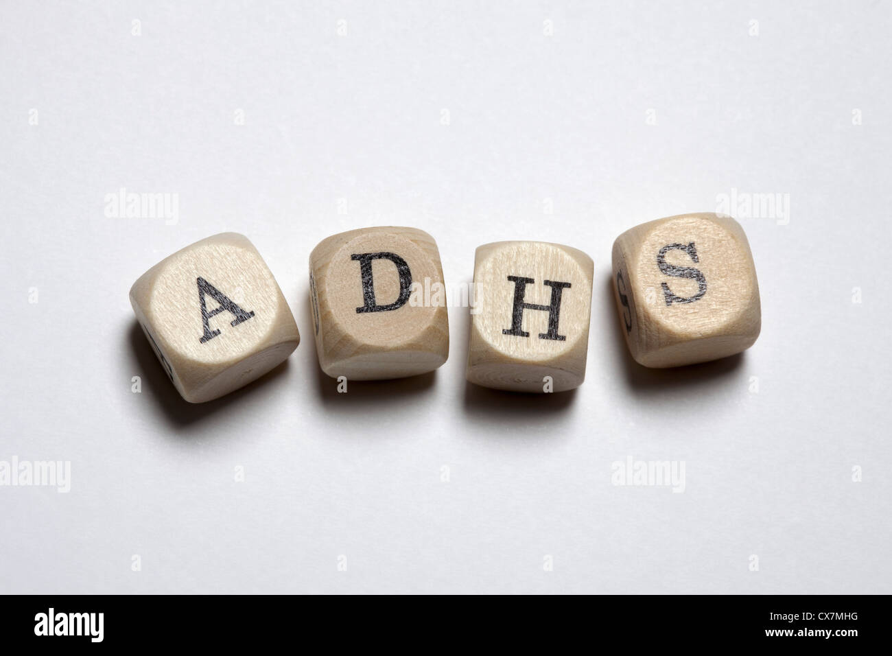 Cubes de lettres, l'orthographe ADHS acronyme allemand pour le désordre d'hyperactivité de déficit Banque D'Images