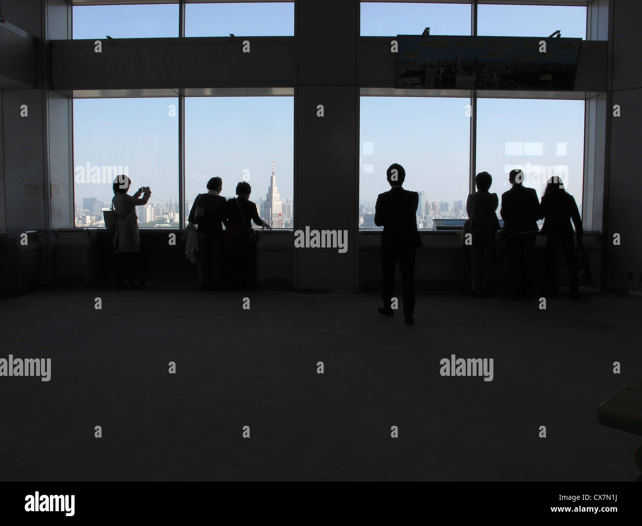 Les touristes Silhouette voir Tokyo cityscape Banque D'Images
