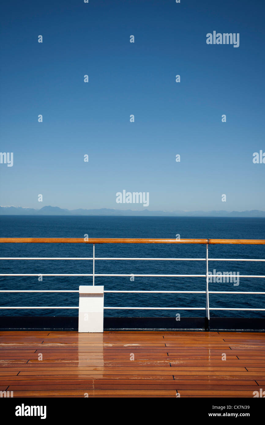 Soleil sur le pont de bateau d'un navire à passagers, côte canadienne en arrière-plan Banque D'Images