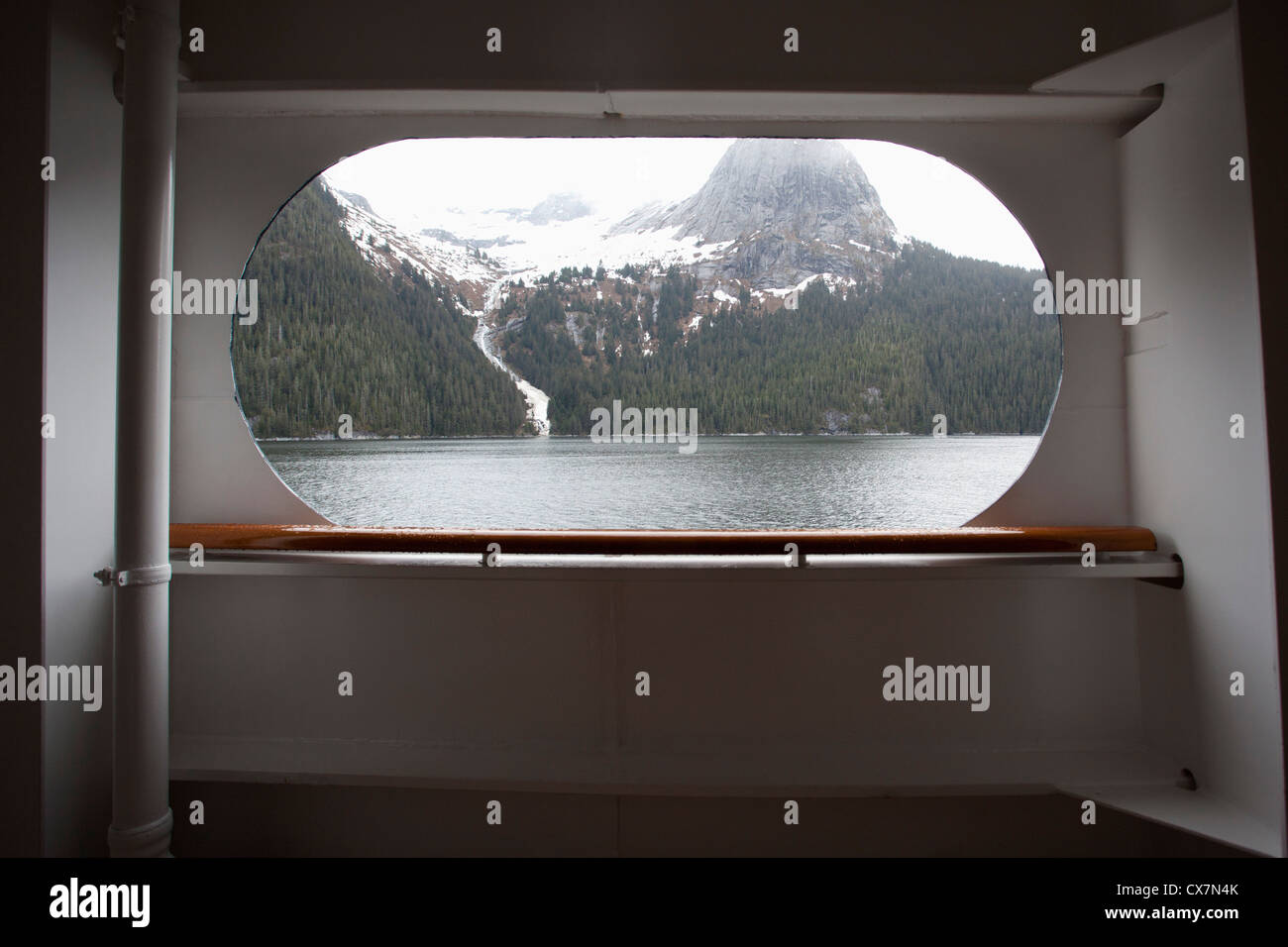 Vue sur le fjord Tracy Arm par la fenêtre d'un navire à passagers, de l'Alaska Banque D'Images