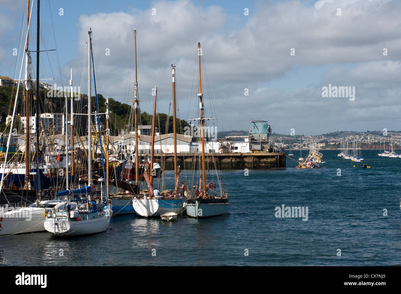 Chalutier coulé à Brixham Harbour,Port,voile,Brixham trawlers, brise-lames, Brixham, littoral, Devon, Angleterre, poisson, pêche, Harb Banque D'Images
