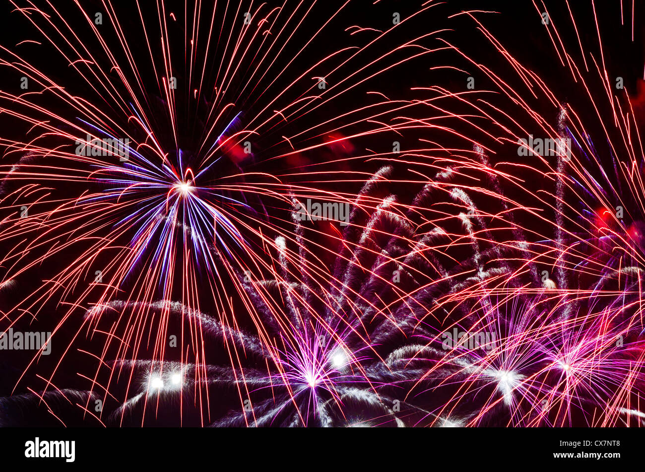 Feux d'artifice illuminent le ciel au cours d'une célébration du Nouvel An Banque D'Images
