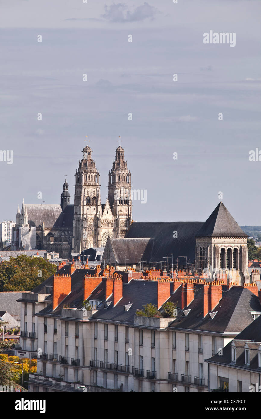 À la recherche sur les toits de Tours en France. Banque D'Images