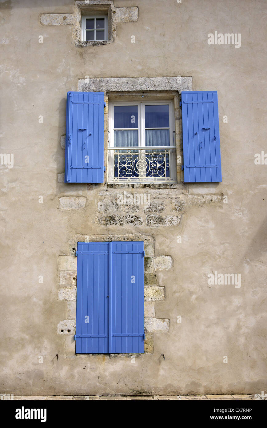 Des volets bleus sur un bâtiment dans la région des Maritimes de la France. Banque D'Images