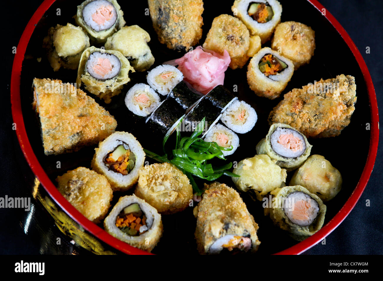 Un assortiment de différents types de sushi y compris : sushi maki, futo maki, dedans et un sandwich frit Banque D'Images
