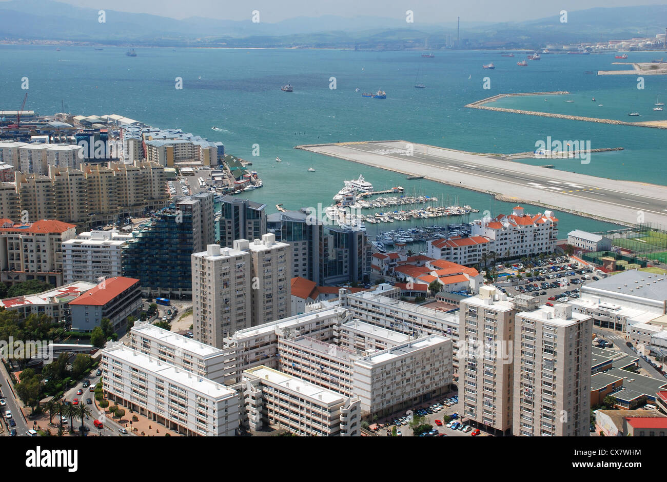 Le rocher de Gibraltar. Vue aérienne l'aéroport de Gibraltar, le Rocher, La Baie d'Algeciras à l'arrière-plan. Banque D'Images