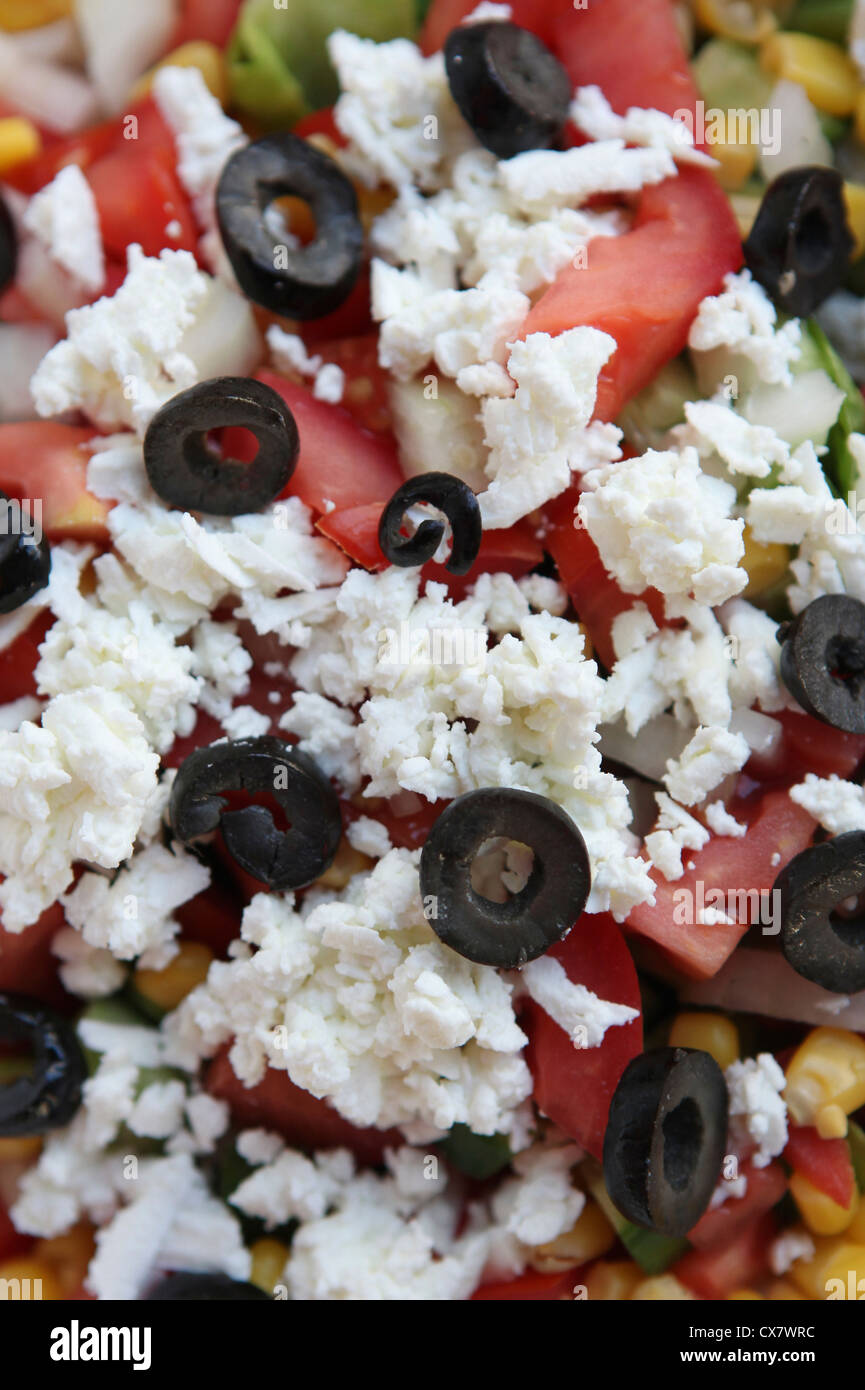 Salade grecque frais avec tomates, concombres, fromage feta et olives noires Banque D'Images