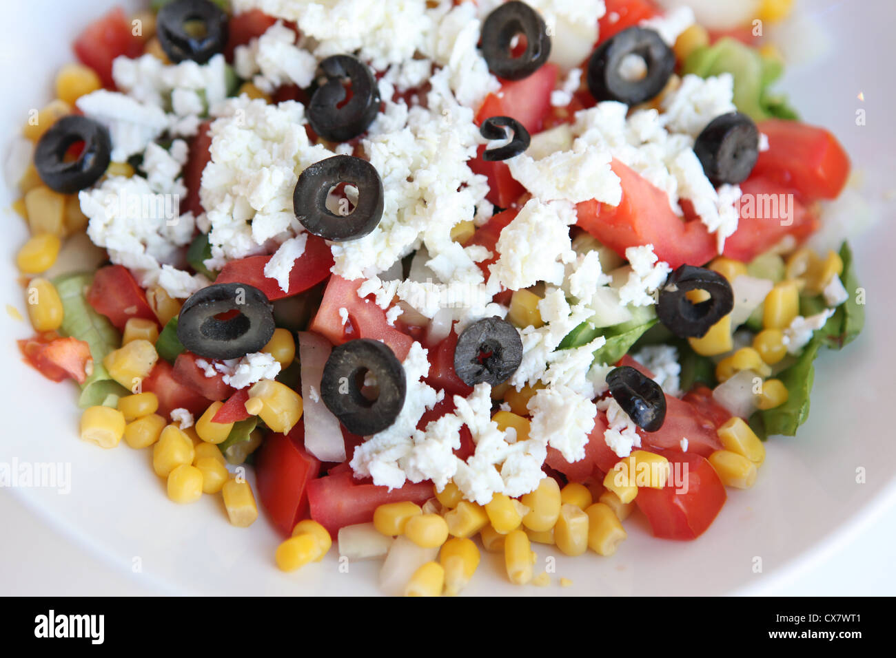 Salade grecque frais avec tomates, concombres, fromage feta et olives noires Banque D'Images
