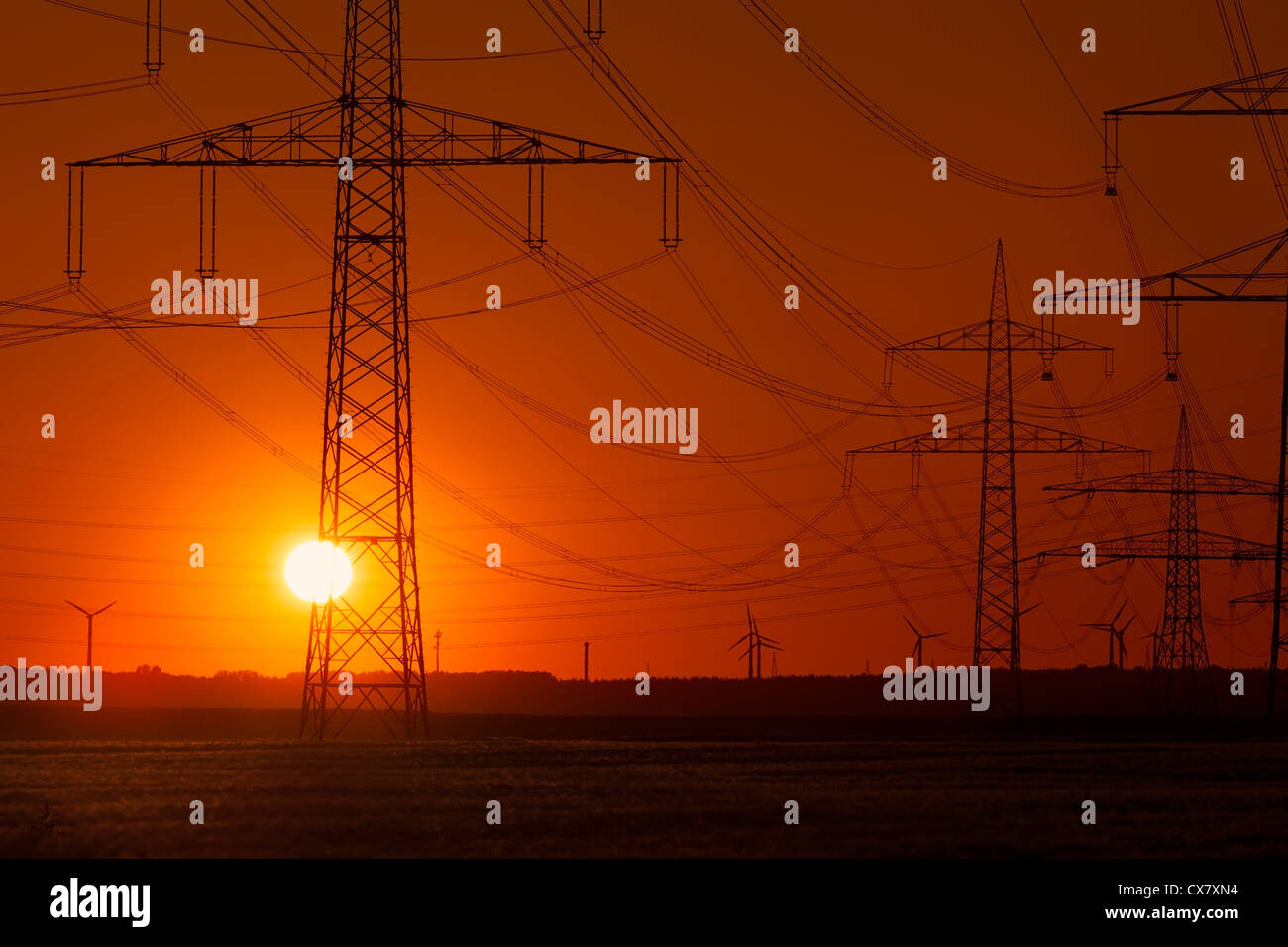 Coucher de soleil avec des éoliennes Banque D'Images