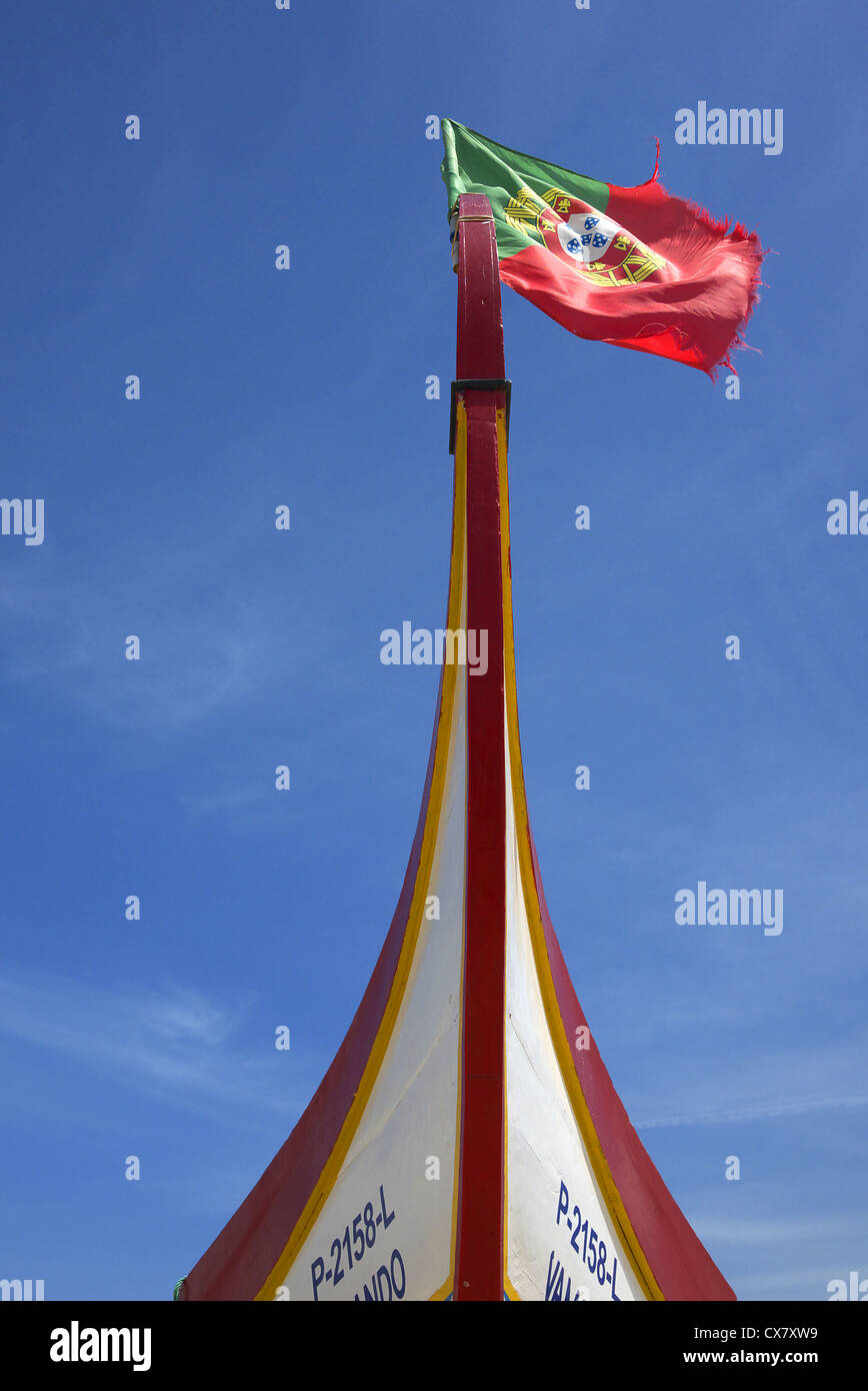 Le drapeau national vole à la proue d'un bateau de pêche portugais. Banque D'Images