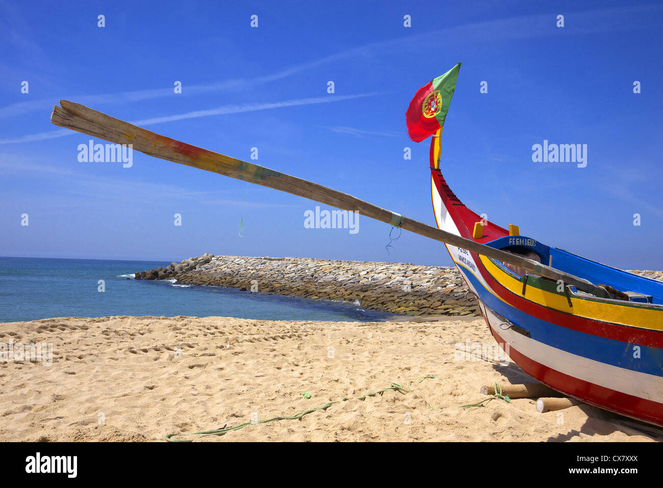 Bateau de pêche portugais battant pavillon national, le Portugal. Banque D'Images