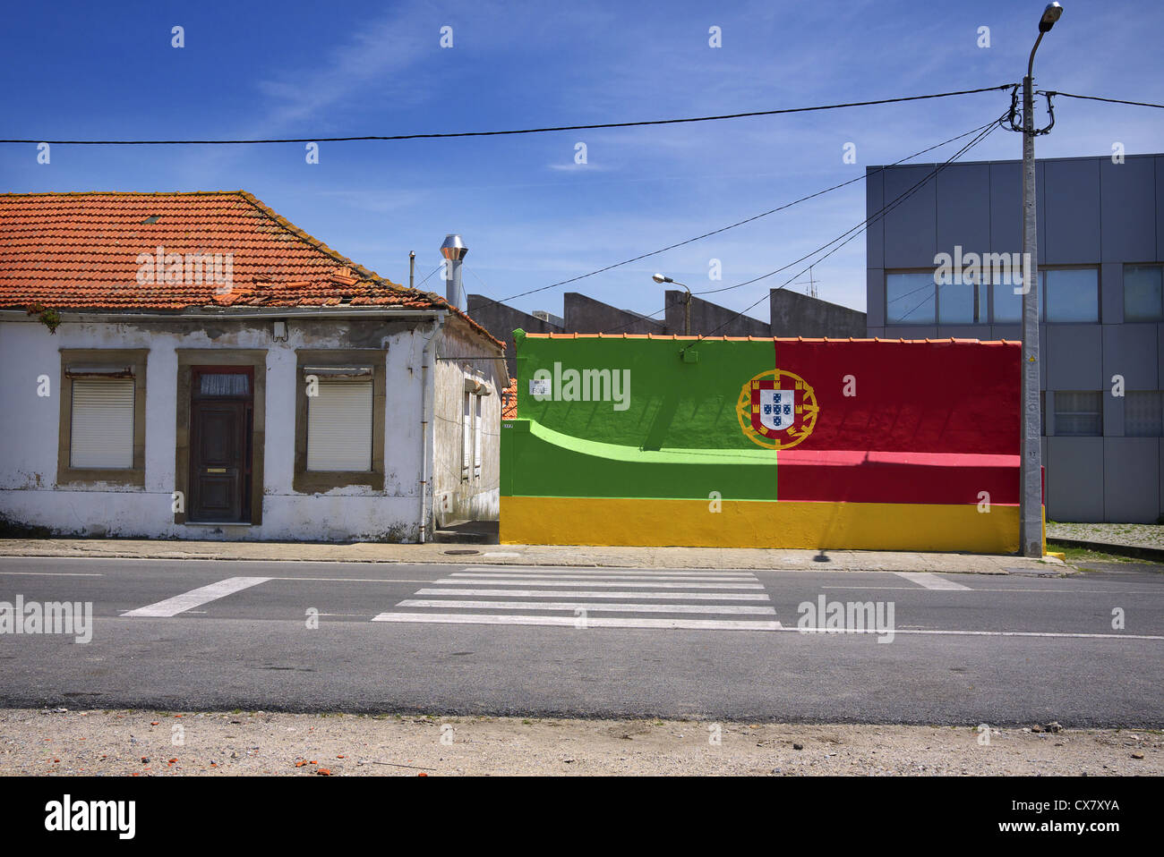 Drapeau national portugais peints sur un mur au Portugal. Banque D'Images