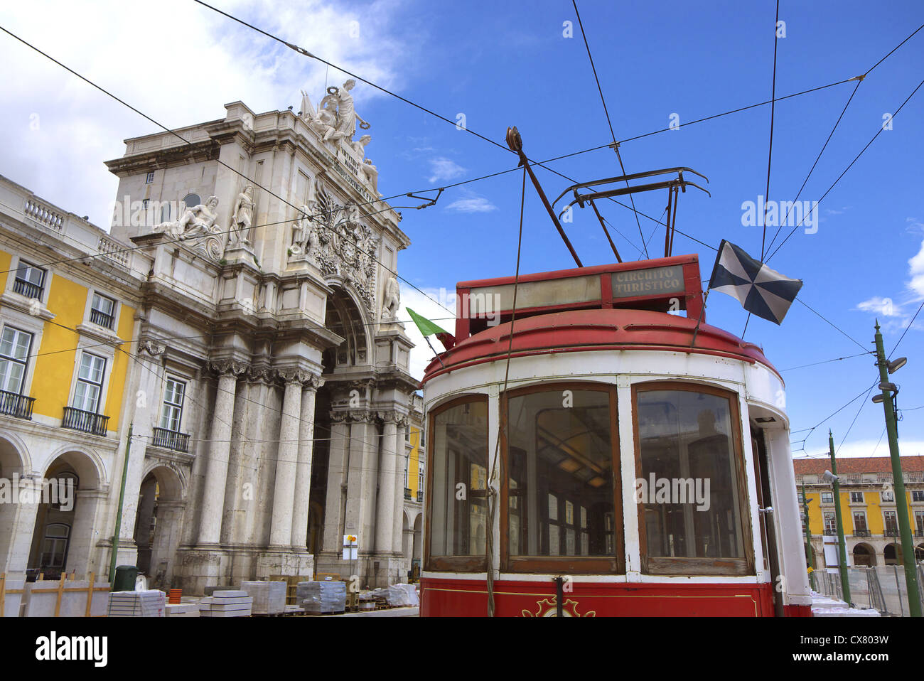 Un tramway vous attend les touristes à l'Arco Augusta à Lisbonne, Portugal. Banque D'Images