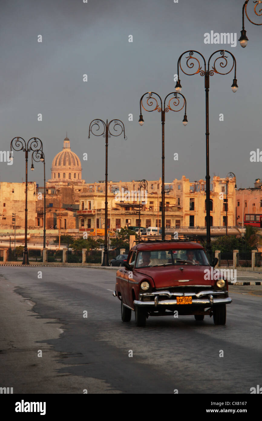 Vieille voiture le long du Malecón dans la vieille Havane Banque D'Images