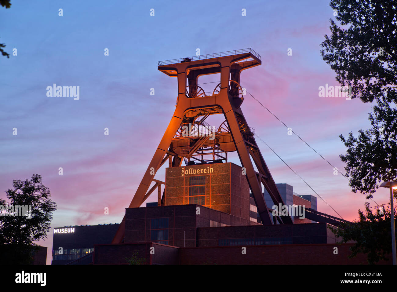 De soleil colorés au châtelet de 12 l'arbre au complexe industriel de la mine de charbon de Zollverein à Essen, Allemagne Banque D'Images