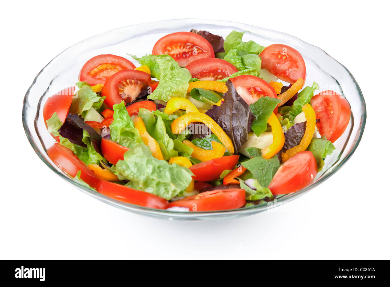 Un bol en verre rempli d'une variété de légumes dans une salade colorée. Banque D'Images