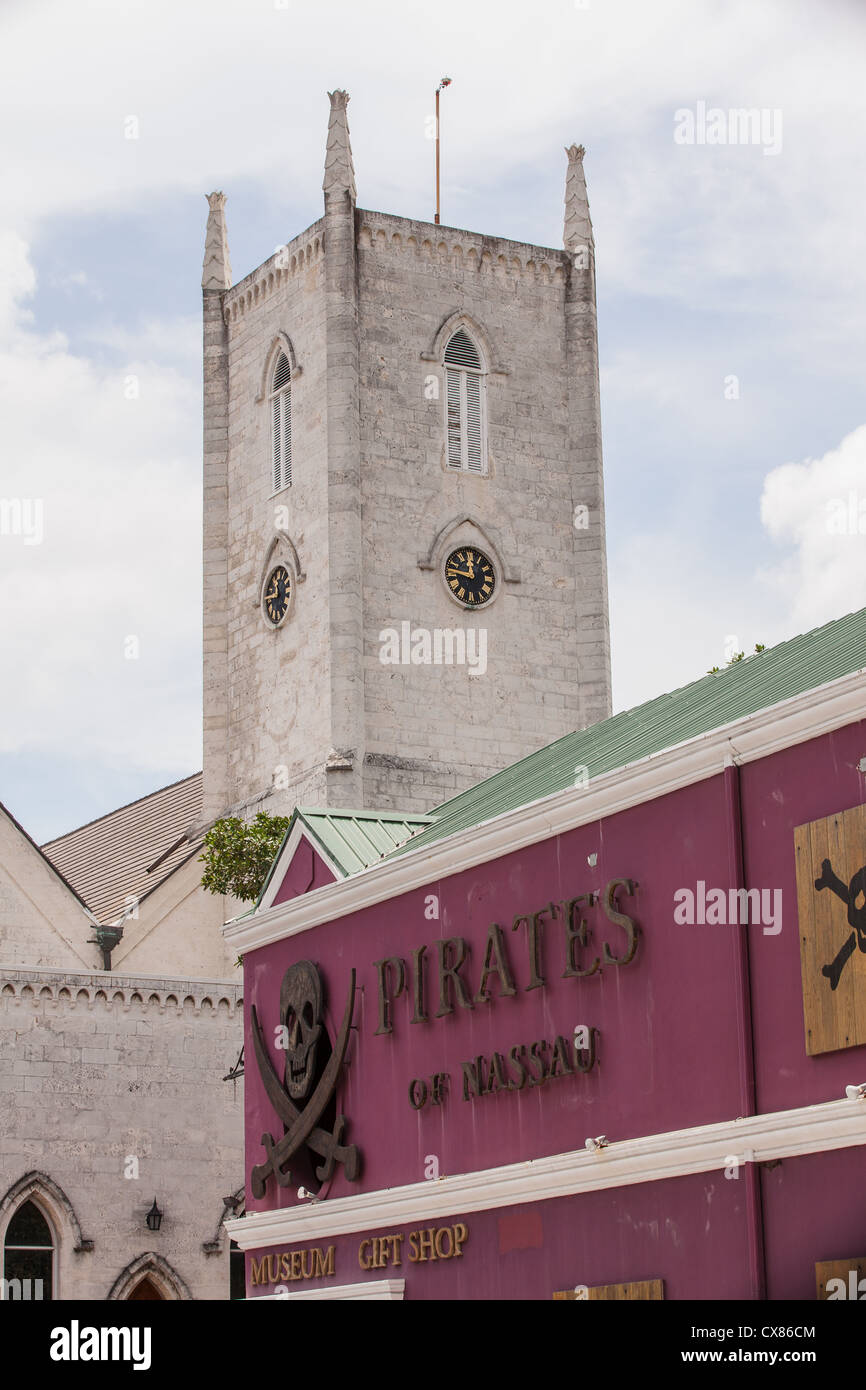 Musée des pirates et la cathédrale Christ Church Anglican Church à Nassau , Bahamas. Banque D'Images