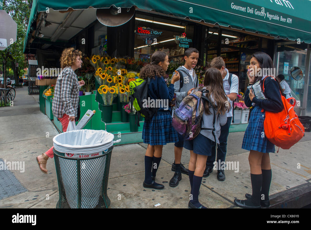 New York City, NY, États-Unis, Teenage Girls Hending out in Greenwich Village, American Flower, Florist Shop Window, sur Bleecker Street, Manhattan quartiers locaux, groupe multiracial Banque D'Images