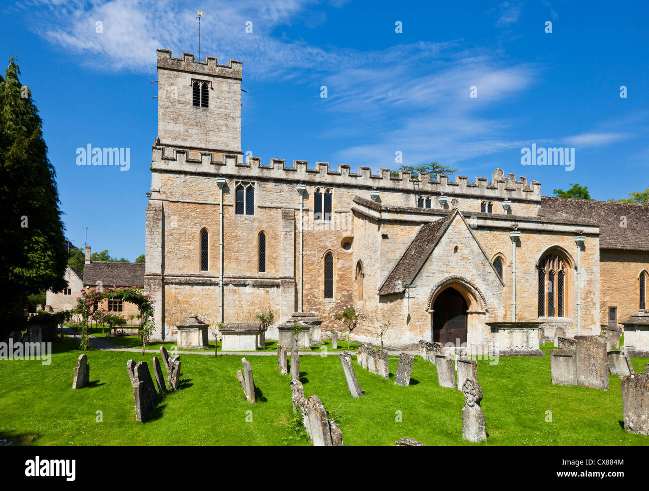 Cotswold village de Bibury St Marys Eglise et cimetière Bibury Cotswolds Gloucestershire Angleterre GB Europe Banque D'Images