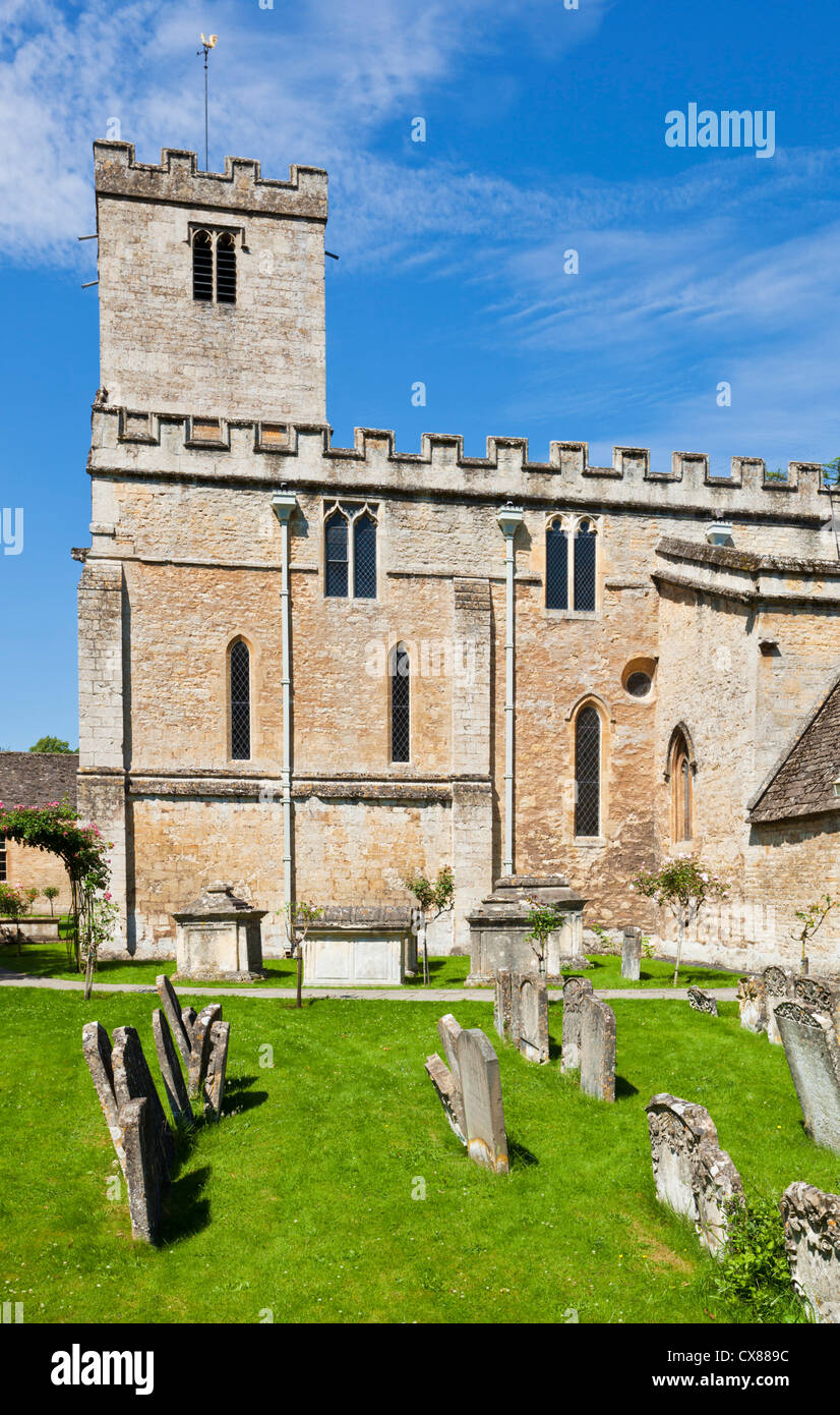 Cotswold village de Bibury St Marys Eglise et cimetière Bibury Cotswolds Gloucestershire Angleterre GB Europe Banque D'Images