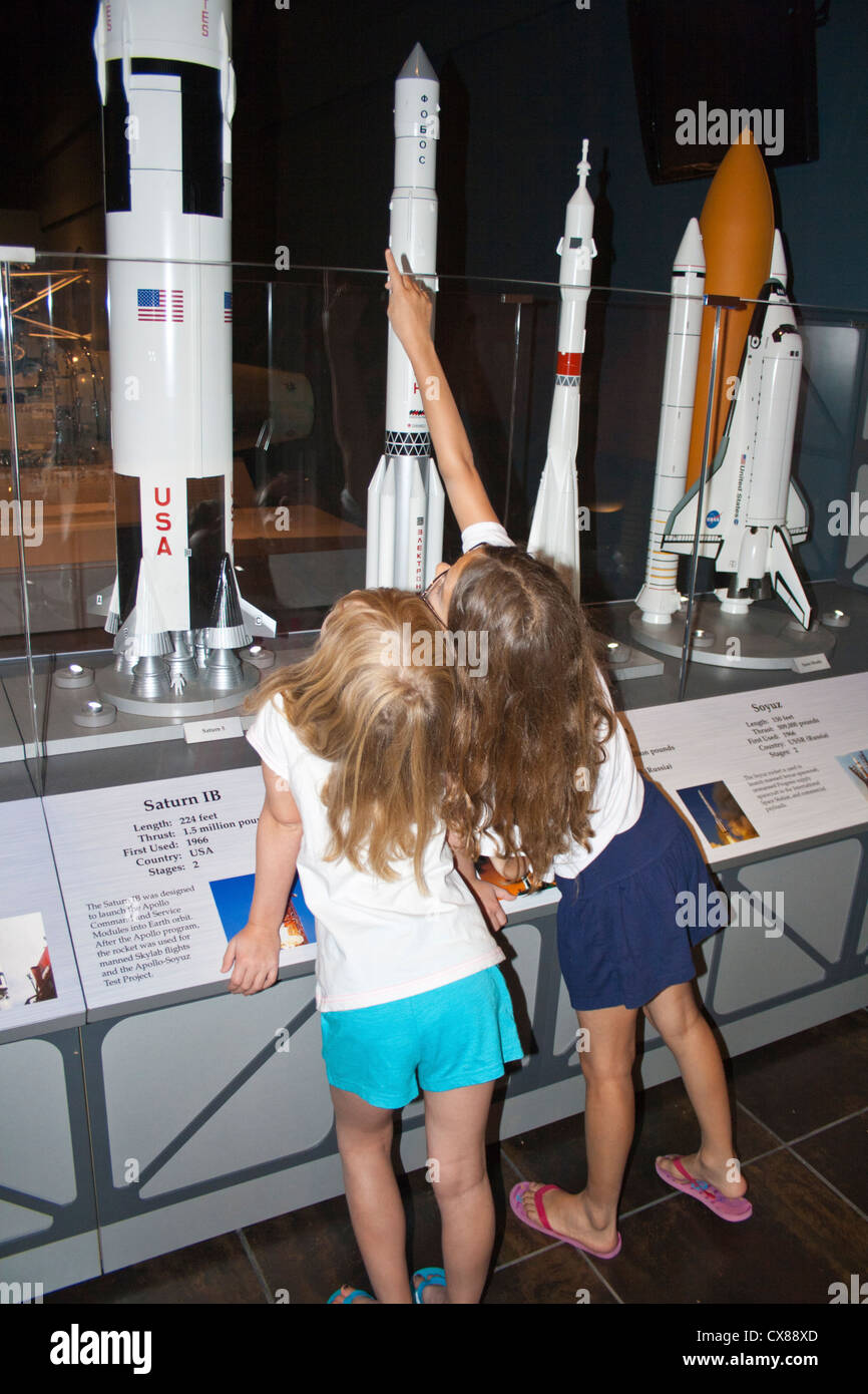 Jeune fille points sur fusée Saturn IB modèle dans le Tellus Science Museum Cartersville Georgia USA Banque D'Images