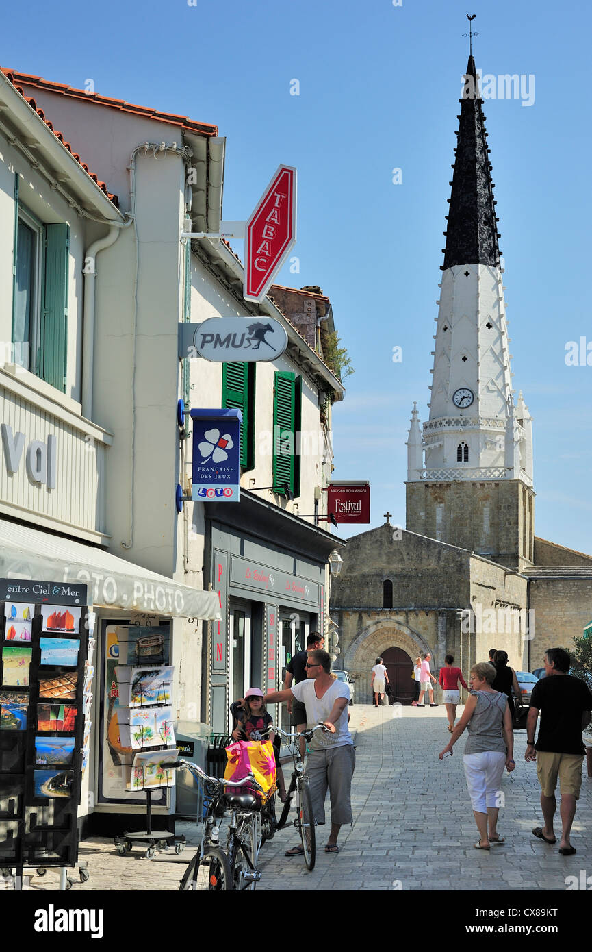 Le noir et blanc clocher d'église Saint Etienne, phare pour les navires à Ars-en-Ré sur l'île Ile de Ré, Charente Maritime, France Banque D'Images