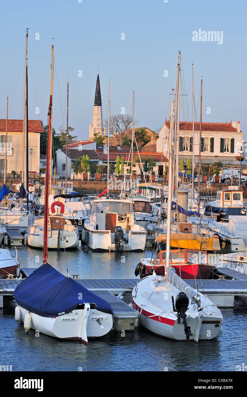 Le noir et blanc tour de l'église et la voile bateaux du port, à Ars-en-Ré sur l'île Ile de Ré, Charente-Maritime, France Banque D'Images