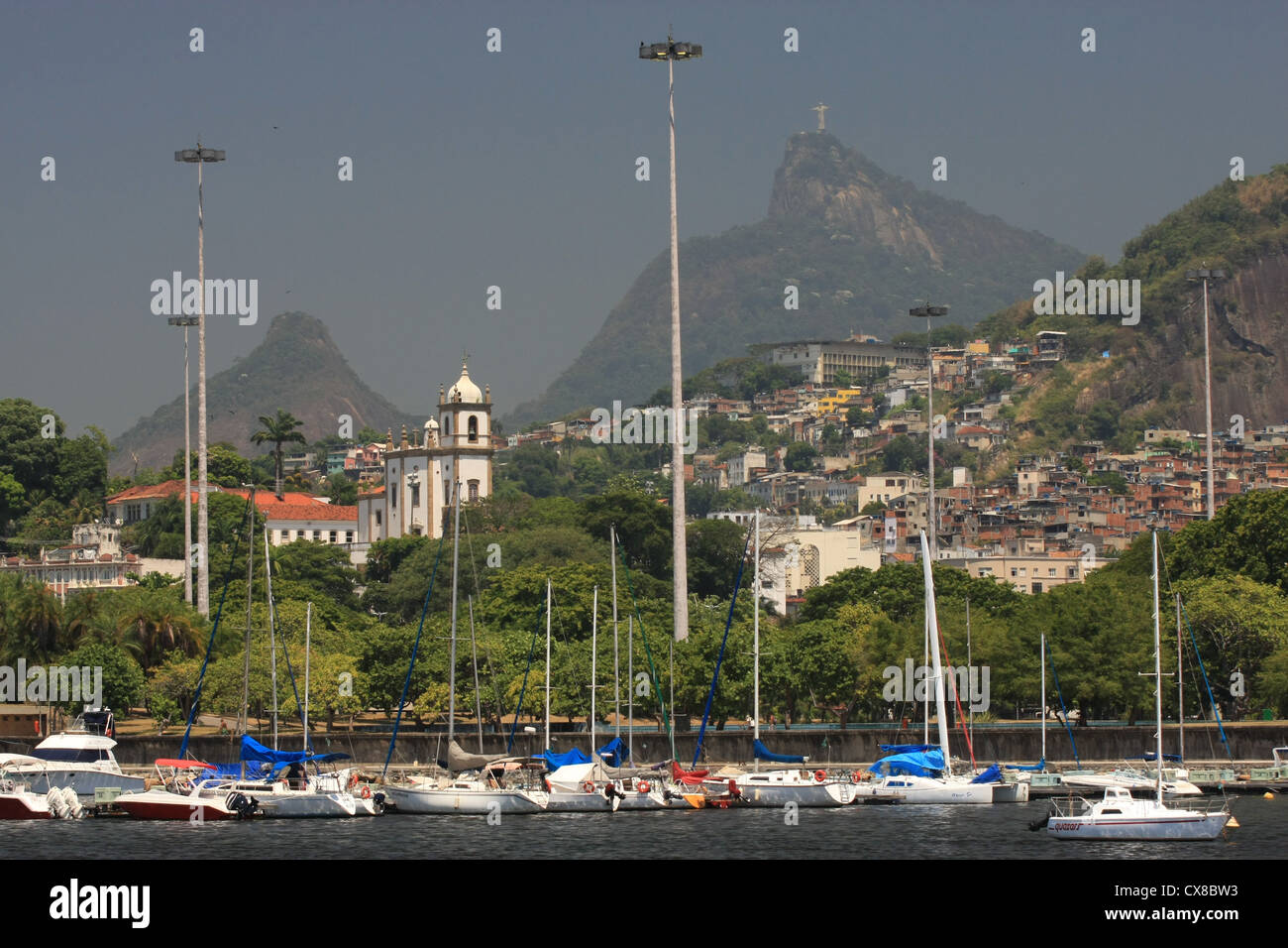 Yacht de plaisance avec la montagne du Corcovado (Christ Rédempteur) dans l'arrière-plan, Rio de Janeiro, Brésil Banque D'Images
