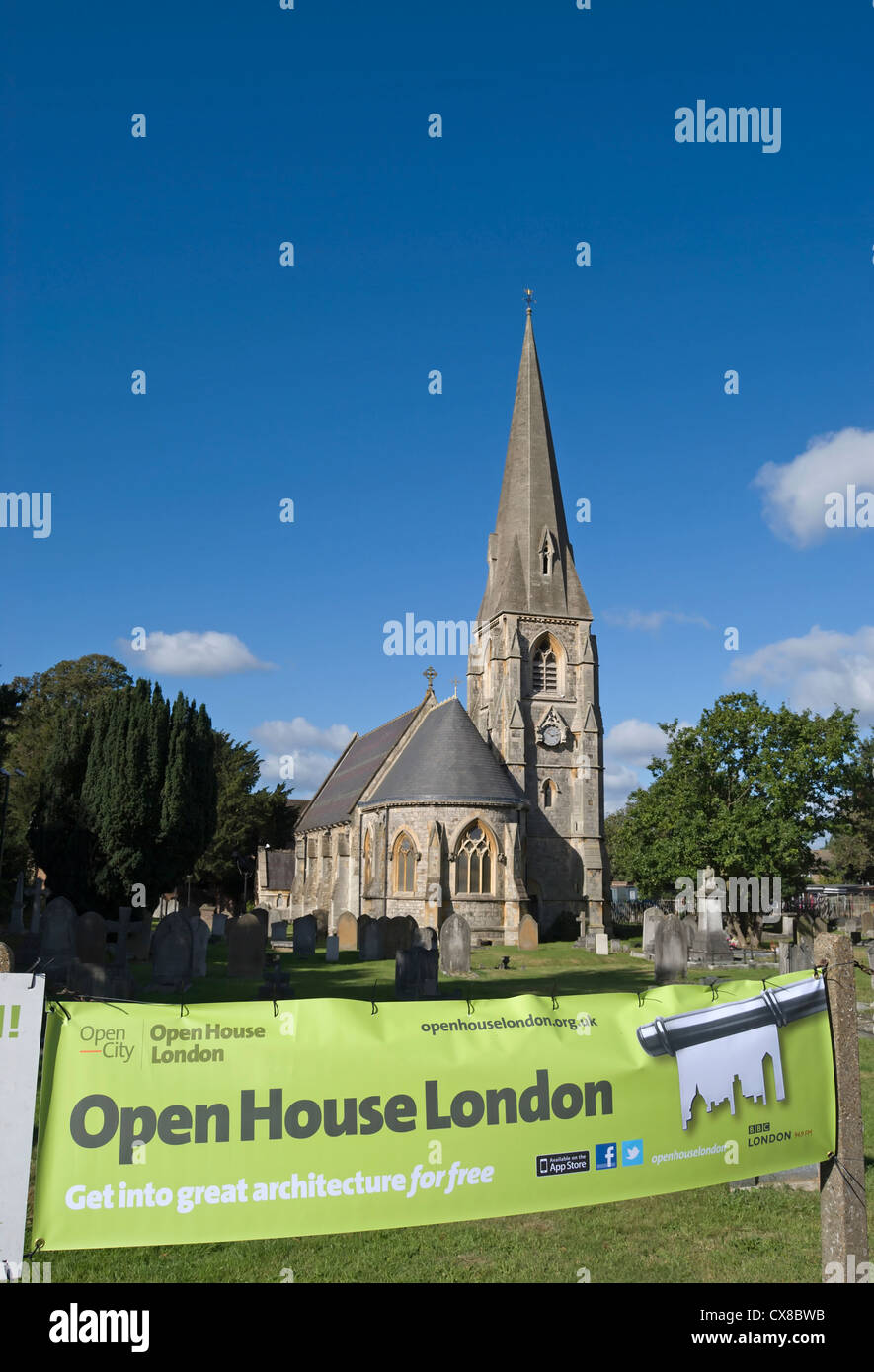 St George's Church, hanworth, Middlesex, Angleterre, avec open house london banner Banque D'Images