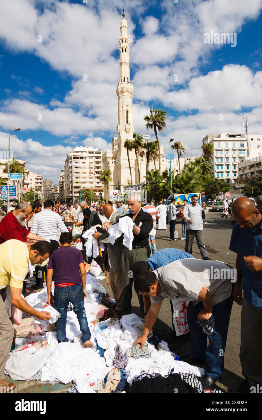 Vêtements pour les hommes du commerce de rue au centre-ville d'Alexandria, Egypte Banque D'Images