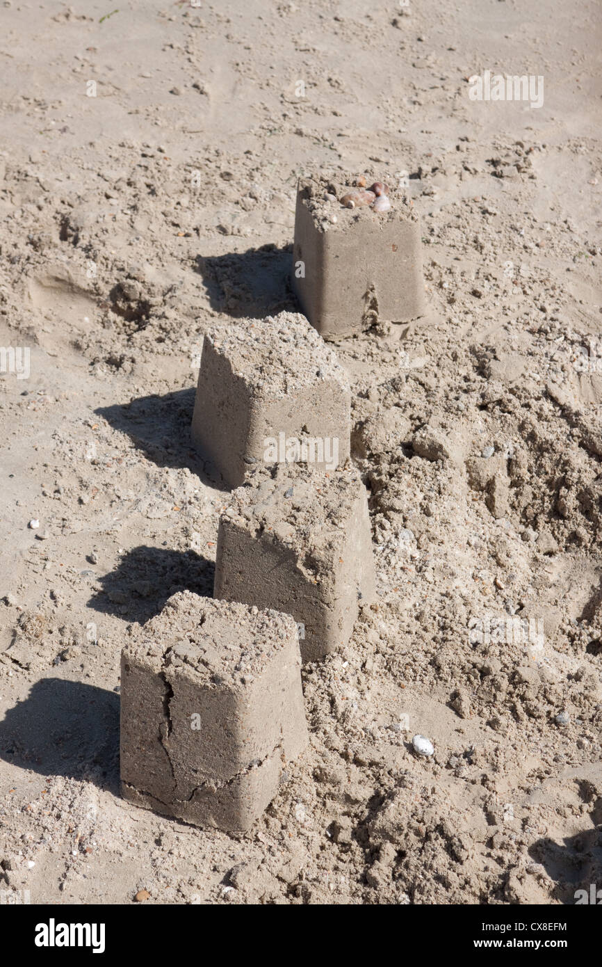 Une ligne de châteaux sur Littlehampton beach Banque D'Images