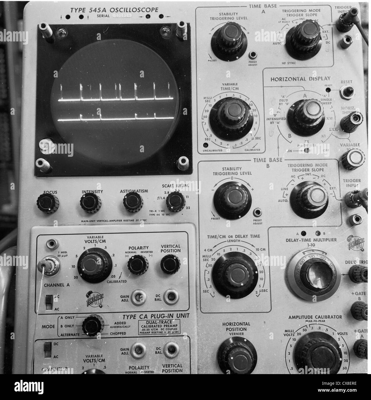 Angleterre, années 1950. 545A Type d'Oscilloscope. Dispositif d'affichage électronique contenant des TCR générant un faisceau d'électrons ou d'un motif. Banque D'Images