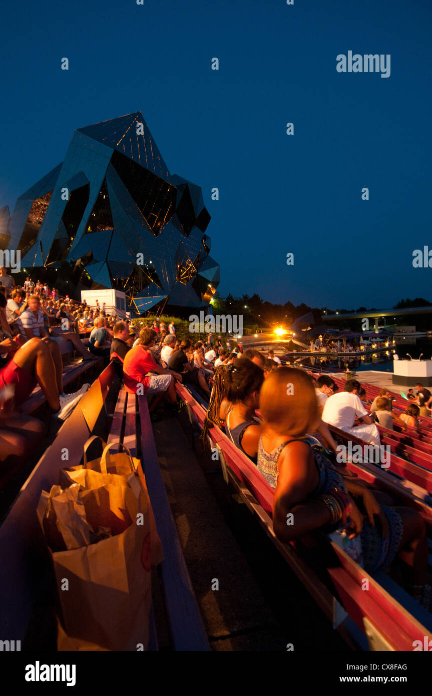 Foule attendant le début de soirée au Futuroscope. Poitiers, Vienne, Poitou-Charentes, France, Europe. Banque D'Images